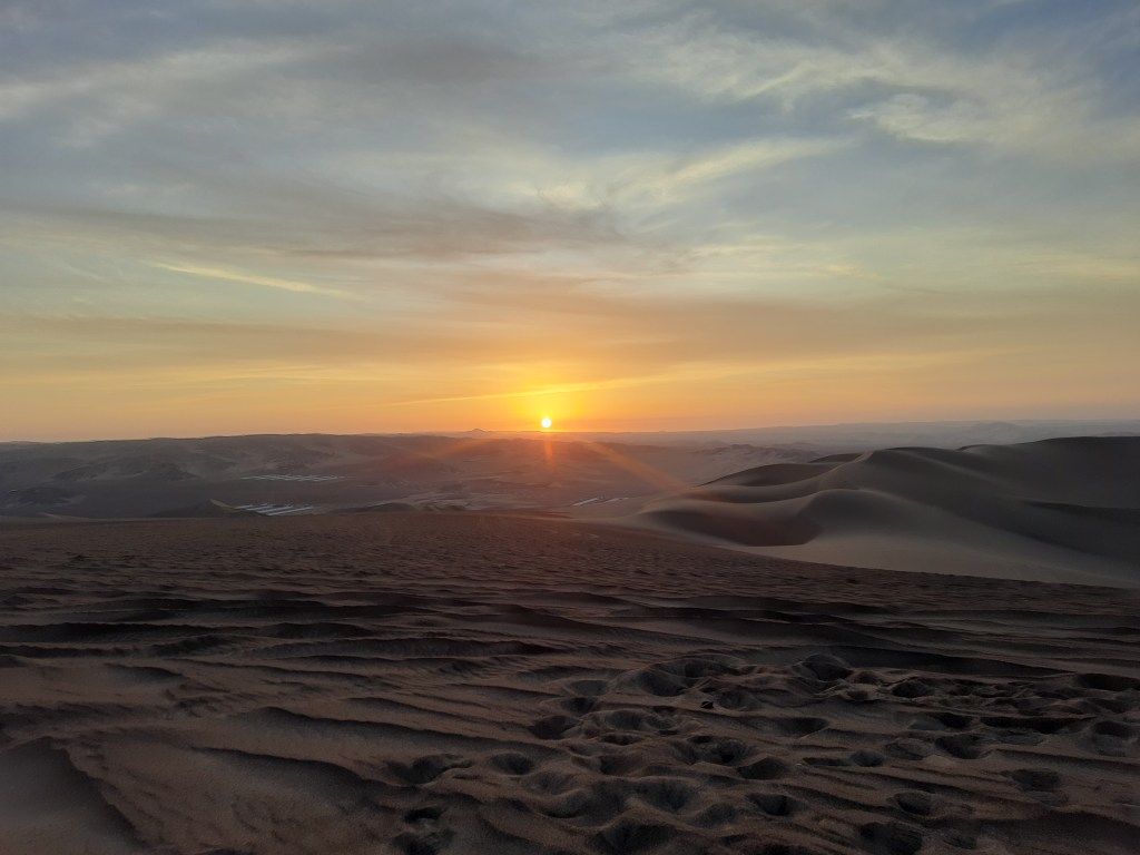 Atardecer sobre las dunas del desierto de Ica, Perú.