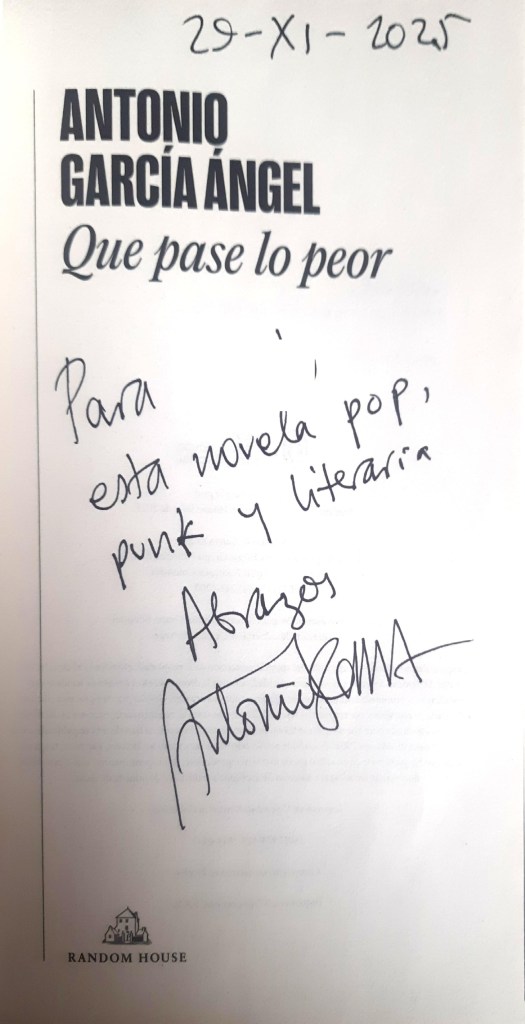 Dedicatoria del autor del libro Que pase lo peor, de Antonio García Ángel