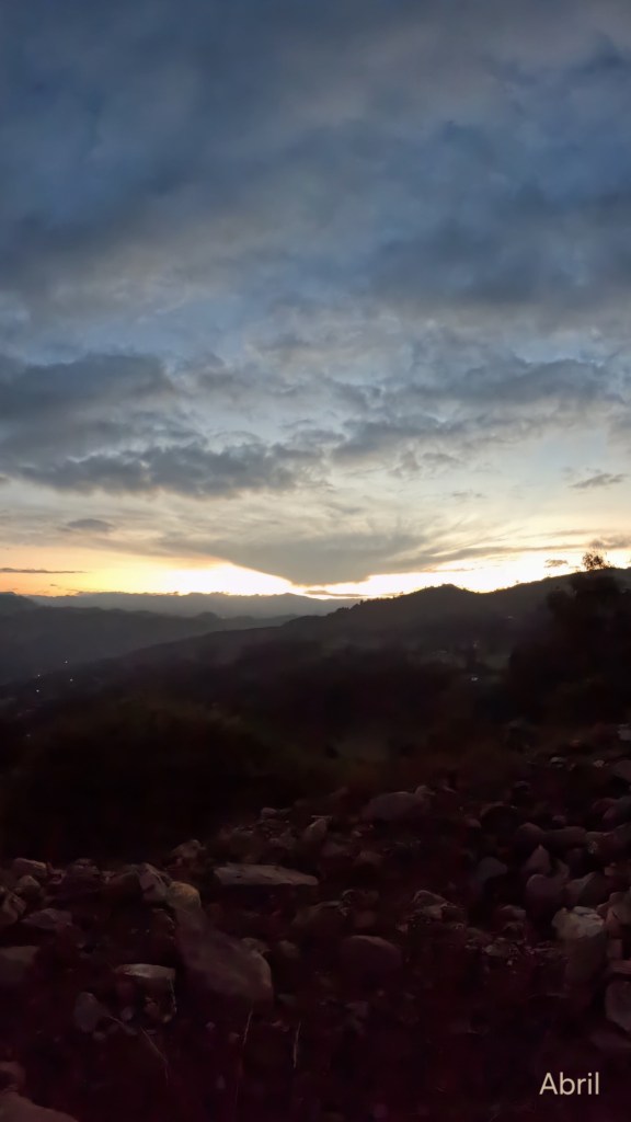 Fotografía de un atardecer.  Senderismo nocturno en Ubaté, Colombia
