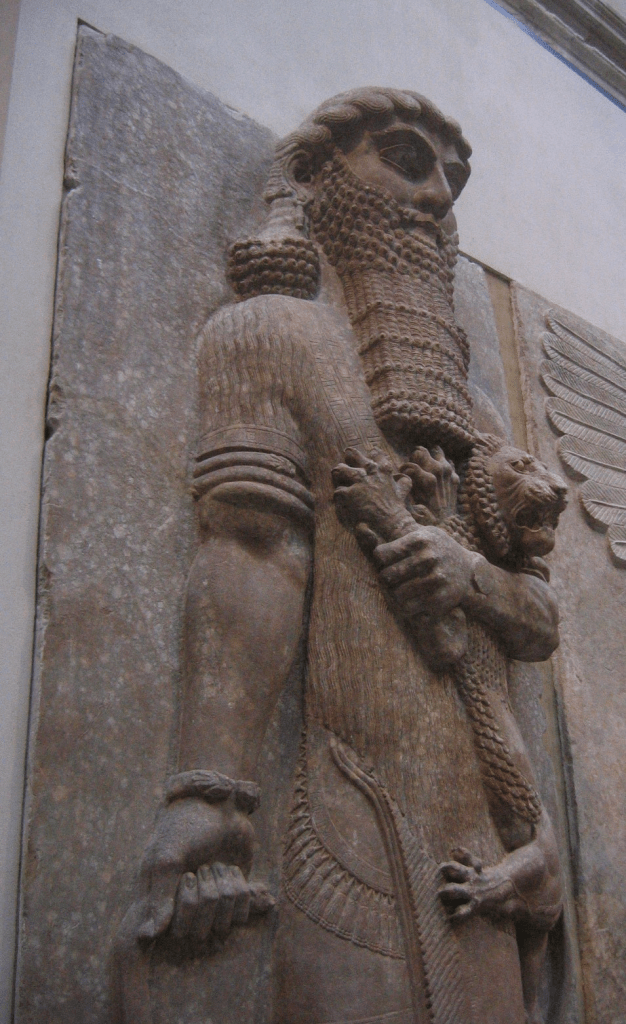 Estatua antigua asiria actualmente en el Museo del Louvre, posiblemente representando a Gilgamesh