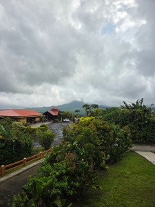 Volcán Arenal en Costa Rica con el cielo nublado