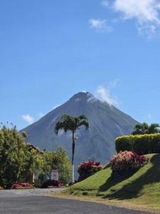 Volcán Arenal en Costa Rica, en un día soleado