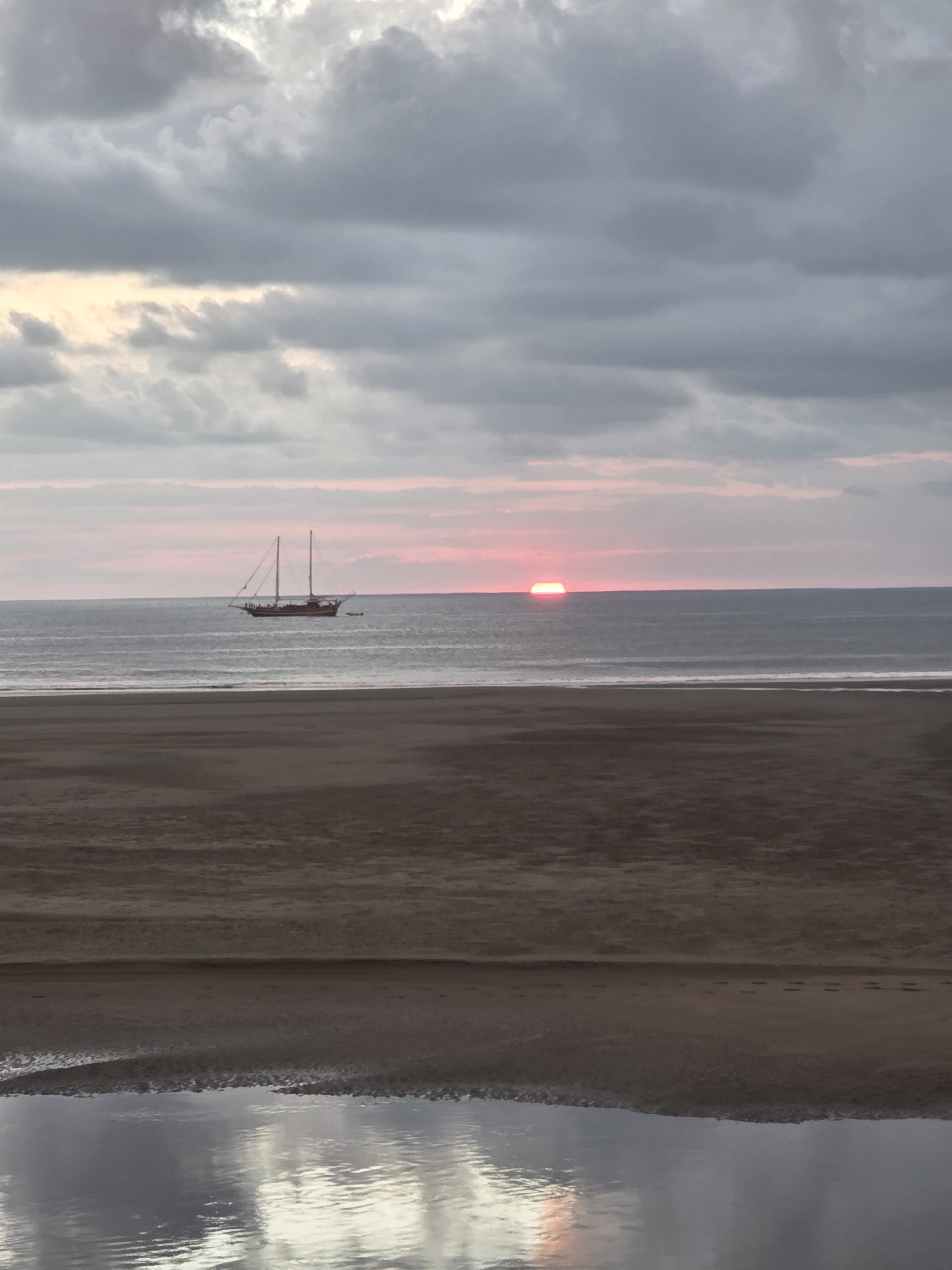 Atardecer en Costa Rica: El malecón, Provincia de Puntarenas, Quepos, Costa Rica (acercamiento)